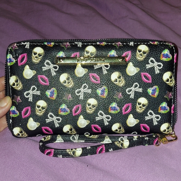 Betsey Johnson Skull &Lip & Bow Print. Full Size Zipper Wallet & Wrist Strap - Picture 2 of 12